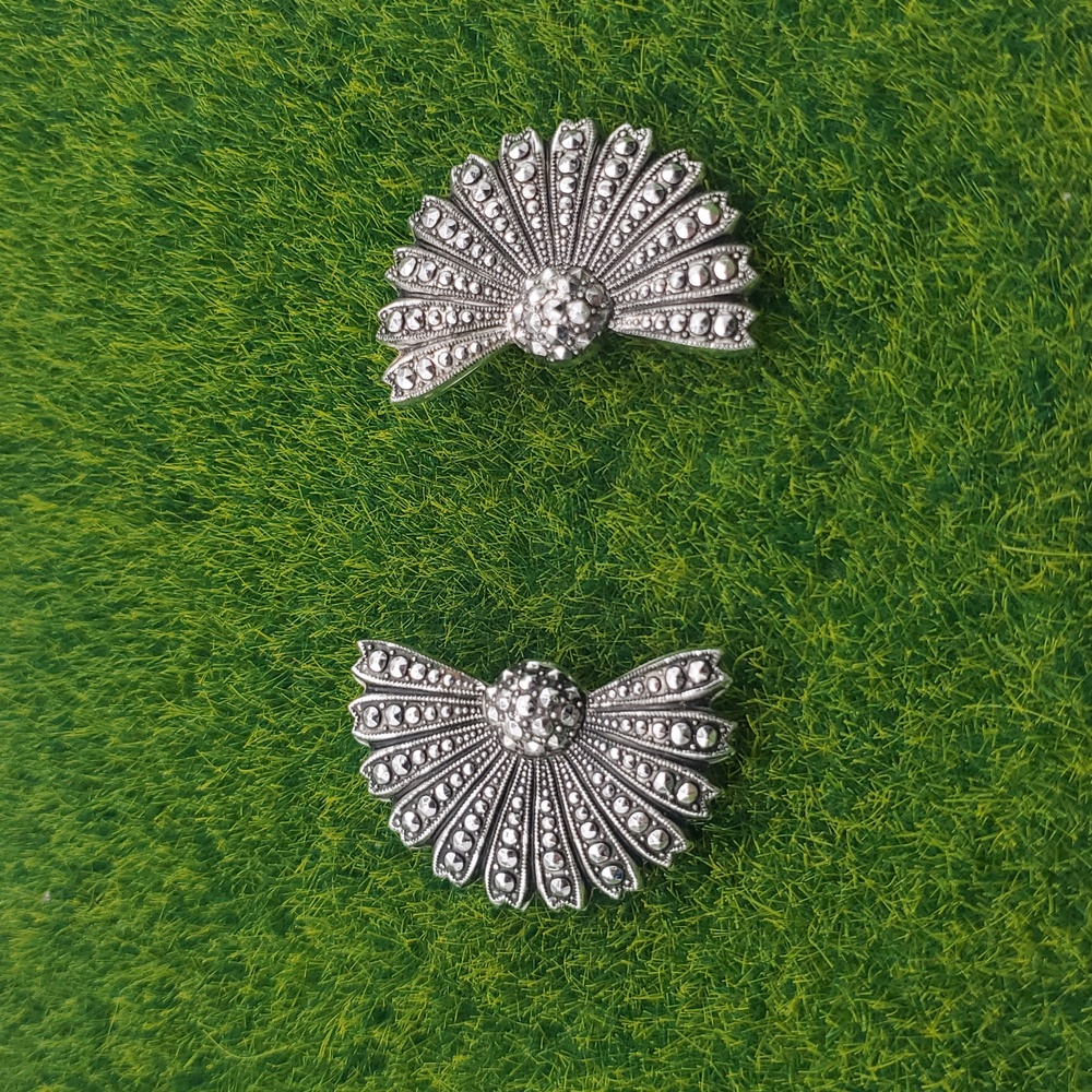 Elegant Silver Tone Fan-Shaped Earrings Clip On E939
